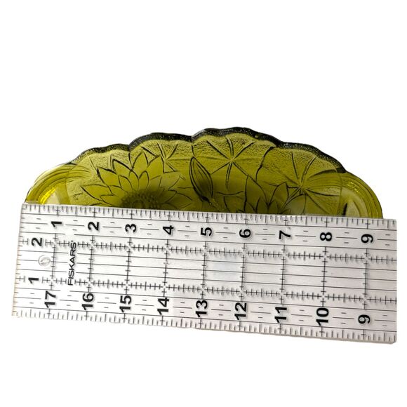 Vintage Green Glass Sunflower Serving Dish – Handled Pressed Relish Tray 1970s - Picture 3 of 3